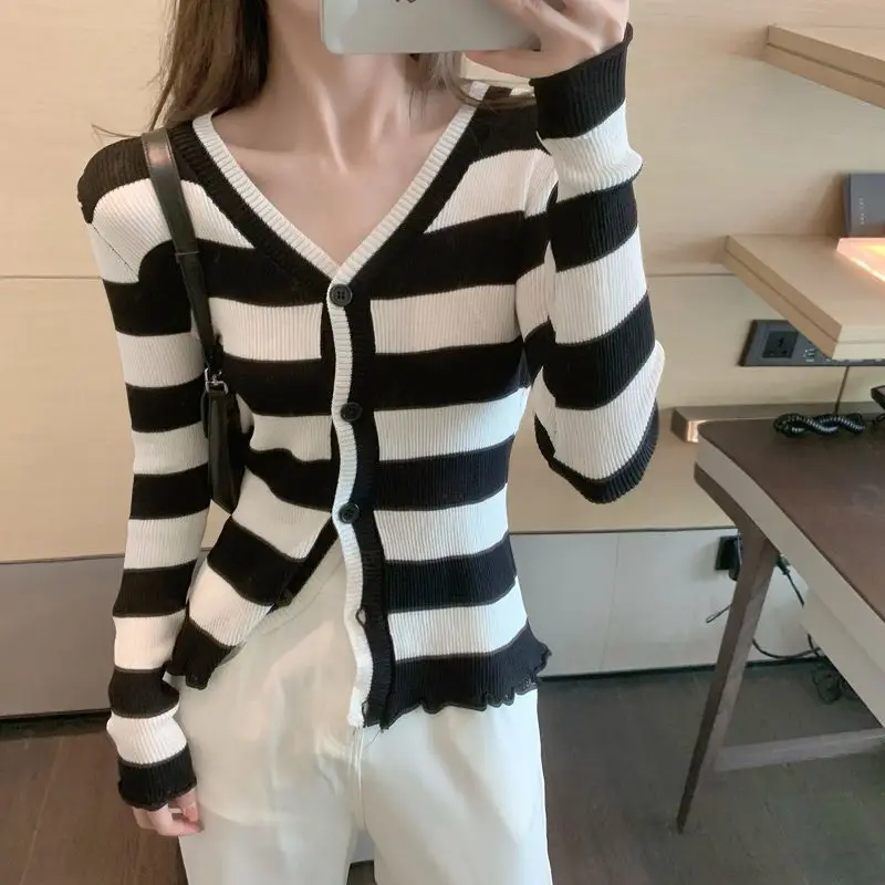 니트 가디건 얇은 여성 봄, 가을 한국 버전 레트로 스트라이프 슬림하고 슬림한 브이넥 다목적 2025 New Top Trend