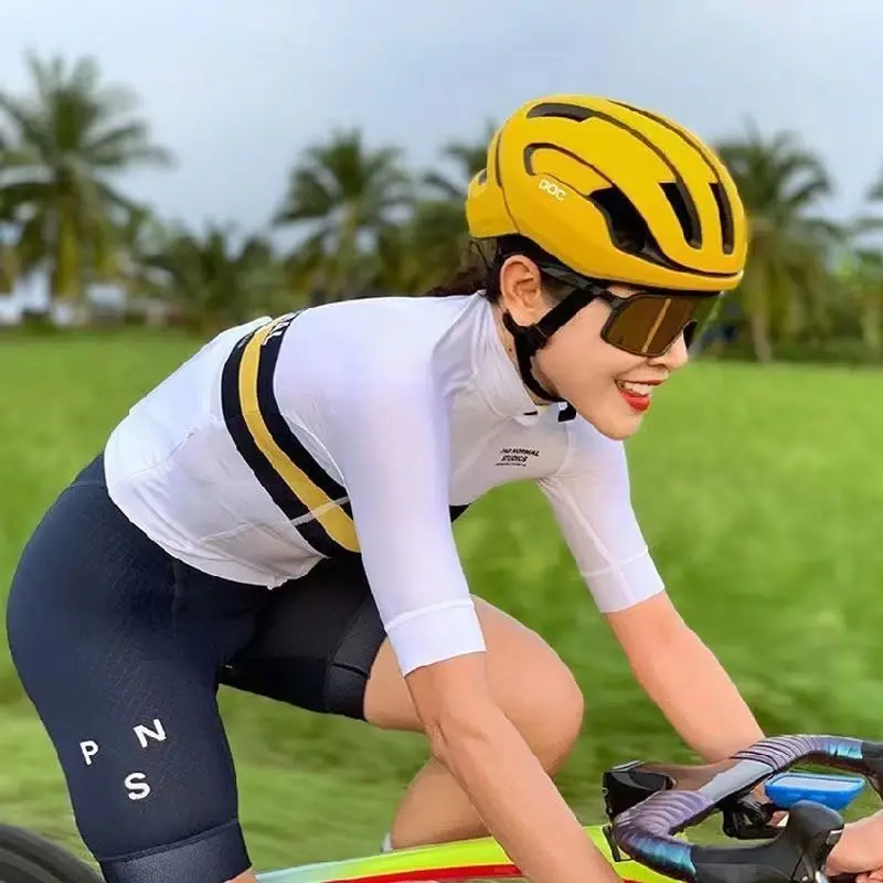 

Cycling Helmet for Bicycles and Mountain Bikes Lightweight, One-Piece Molded Design Outdoor Safety Helmet for Men and Women