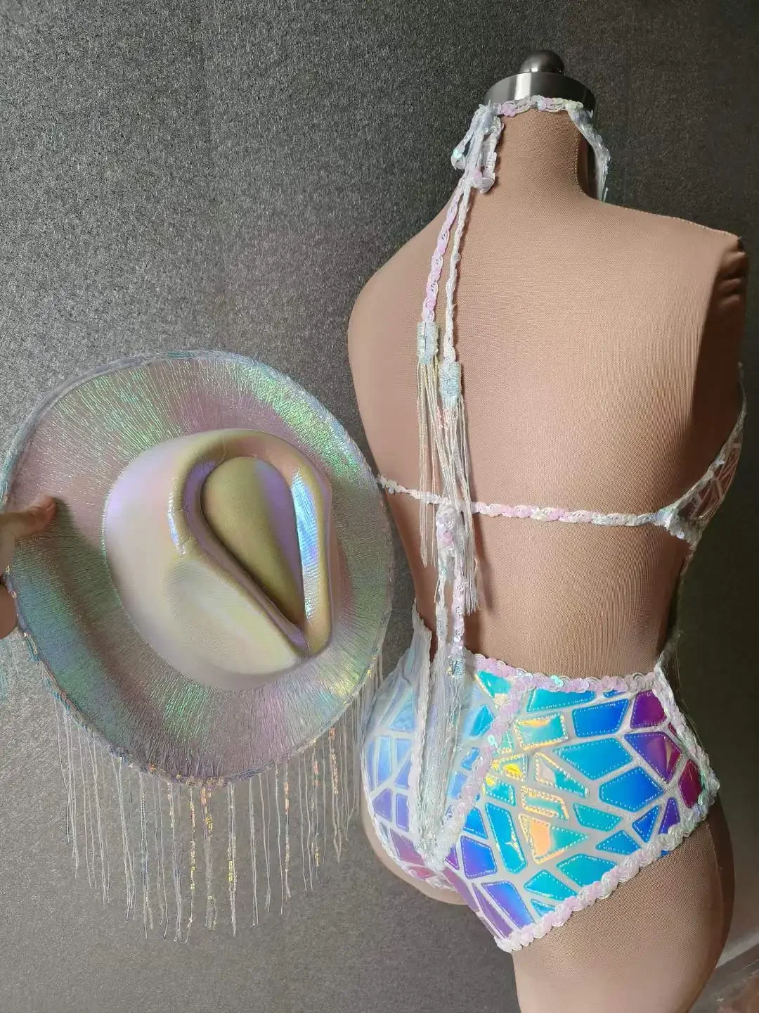 Gitter femmes Laser paillettes dos nu body avec chapeau Sexy danseuse chanteur scène boîte de nuit pom-pom girl reine Occasions tenue