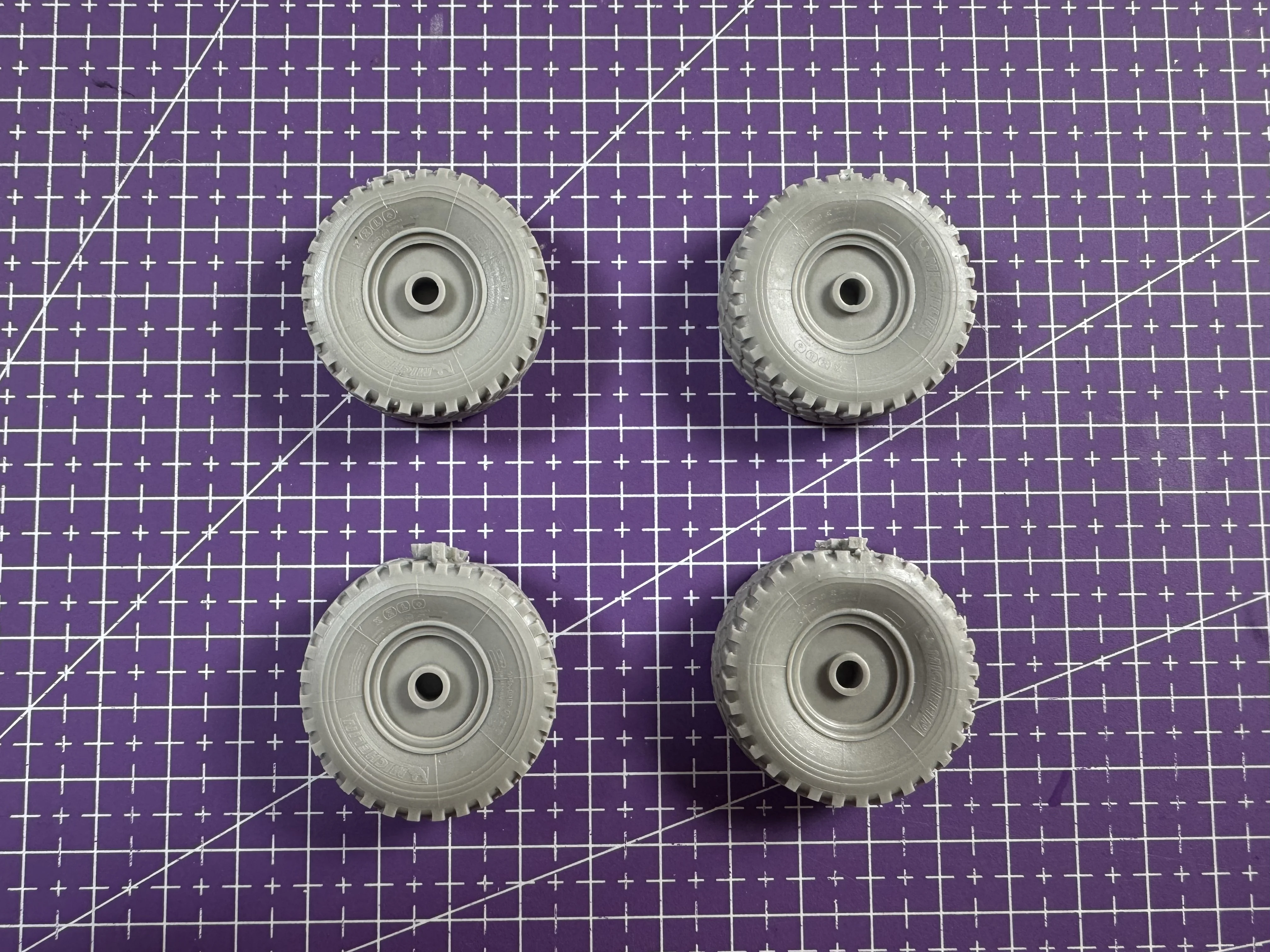 1:35 Die-cast Resin Model Assembly Kit, GK, Resin Wheel, Unpainted, Needs To Be Assembled (Typhoon K4386VDV)