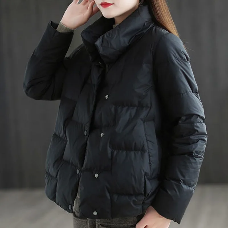 2023 neue Frauen Daunen Baumwoll mantel Winter jacke weibliche kurze Länge lose Parkas Stehkragen Outwear leichte Trend mantel