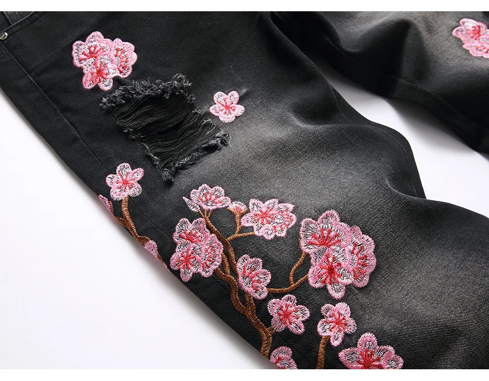 Herren-Jeans mit Sakura-Stickerei, Streetwear, Boot-Cut-Hose, ausgestellter Saum, ausgestellte Hose mit Rissen und Kirschblüten-Design – Detail 10