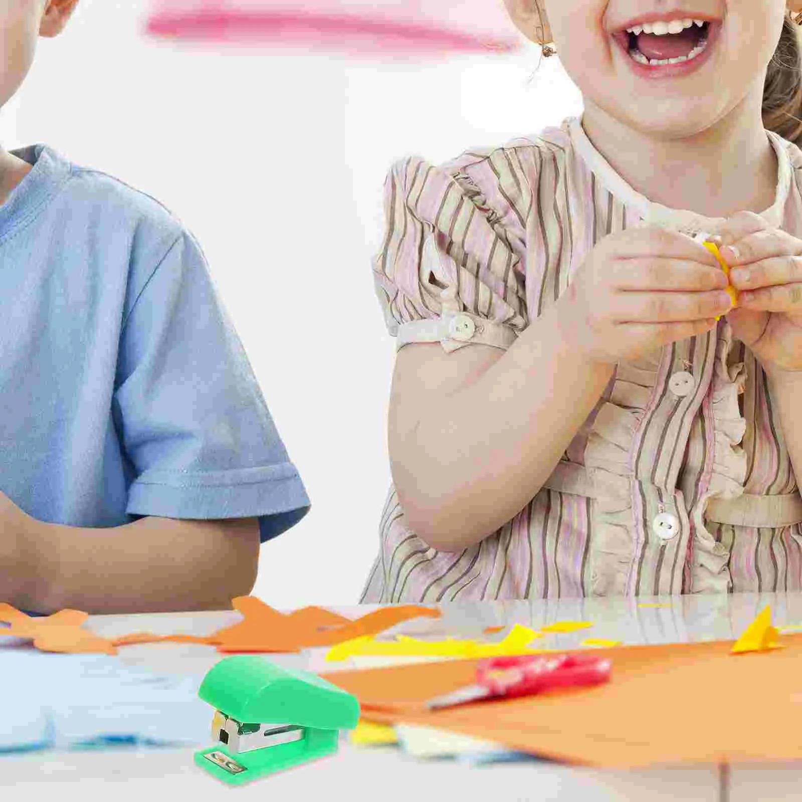 4pcs Cartoon Mini Desktop Stapler Hand Stapler Office Home Stapler (Random Color) mini stapler desk stapler