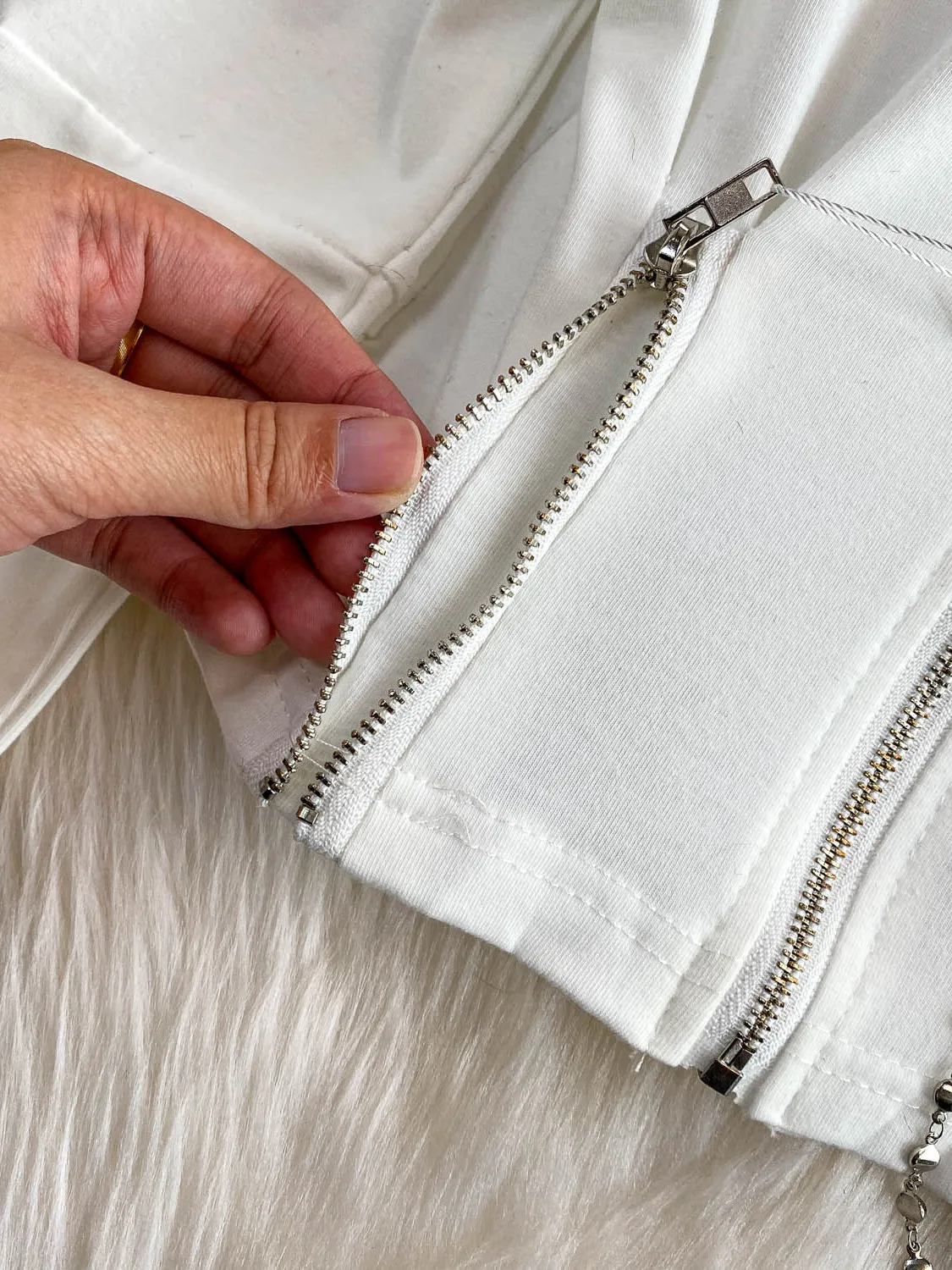 Elegancki top z poduszkami na ramionach, kołnierzem i zamkiem błyskawicznym dla kobiet, modny design, styl spicy girl, modny top na jesień 2025.