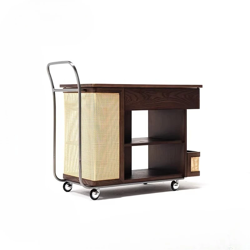 

Французский ретро-столик-тележка из ротанга в средневековом стиле