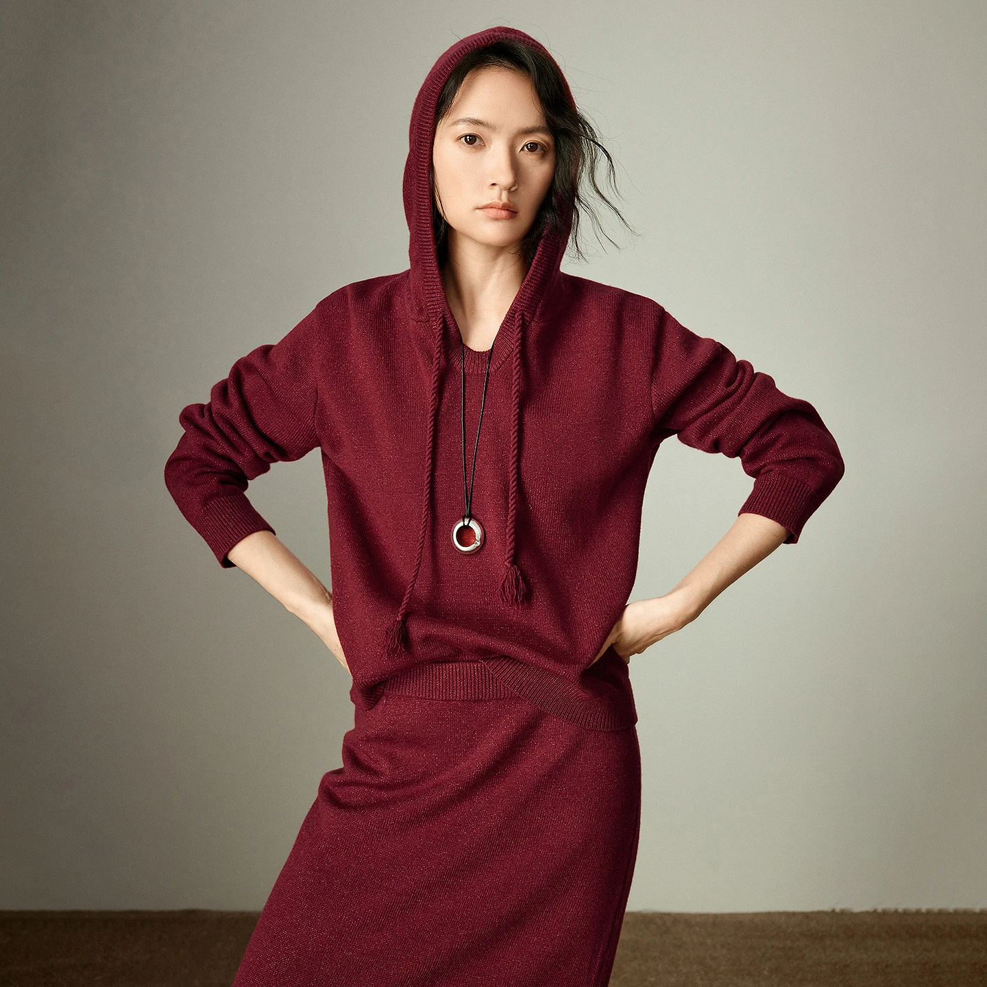 TOYOUTH المرأة النبيذ الأحمر معطف بقلنسوة وتنورة Bodycon 2025 شتاء جديد قطعتين مجموعة الحفلة السنوية السنة الجديدة الزي #2