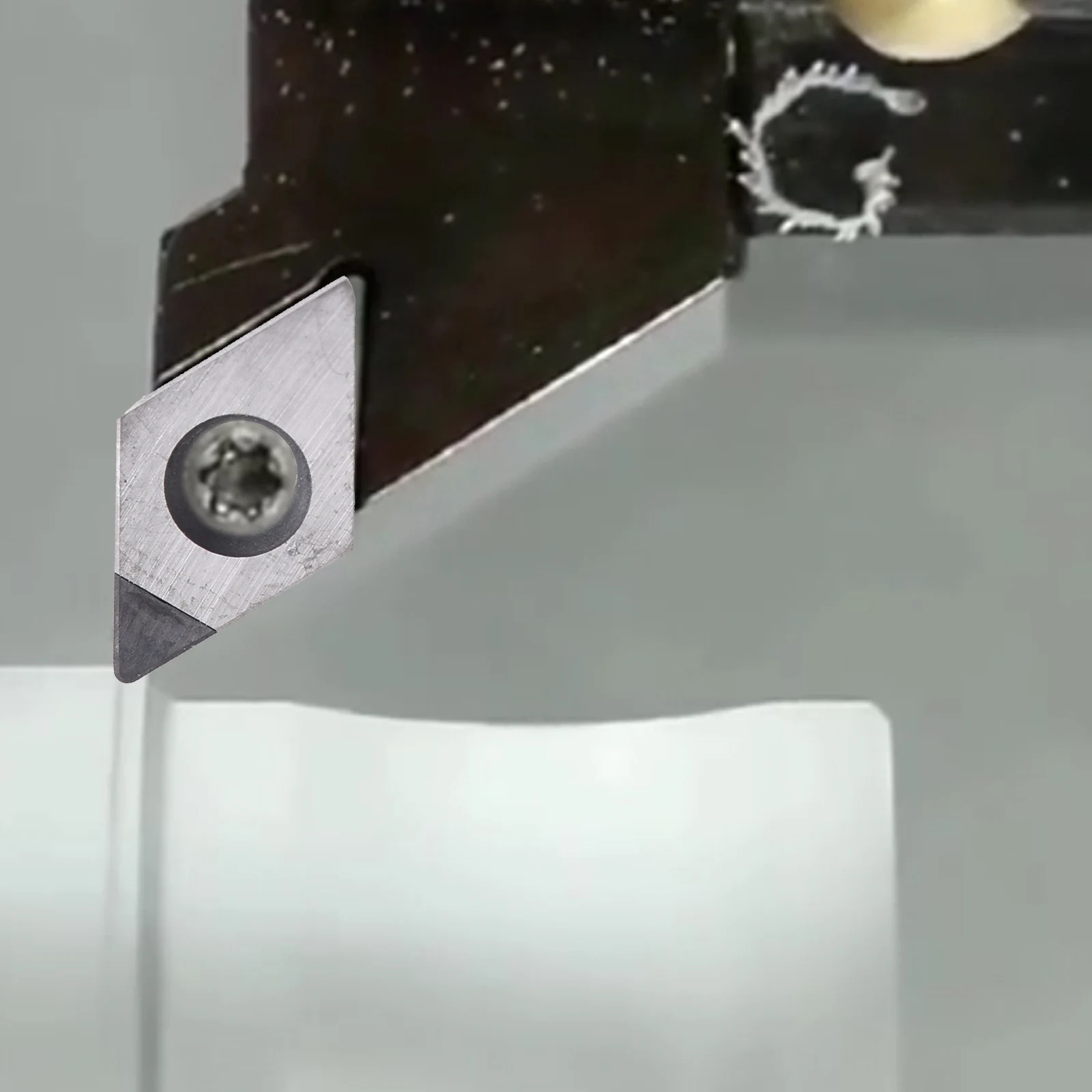 

Твердосплавные пластины PCD для обработки металлов: эффективные токарные инструменты для алюминия, латуни и пластиков, включая различные типы