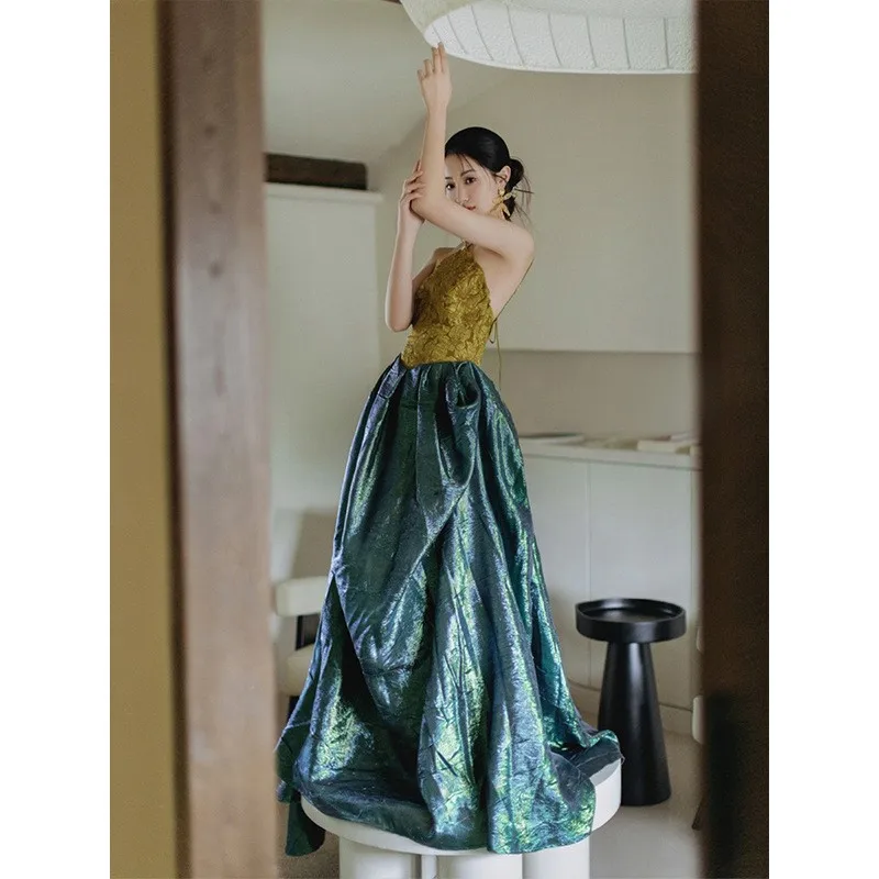 

Toasting light luxury morning dress party banquet performance