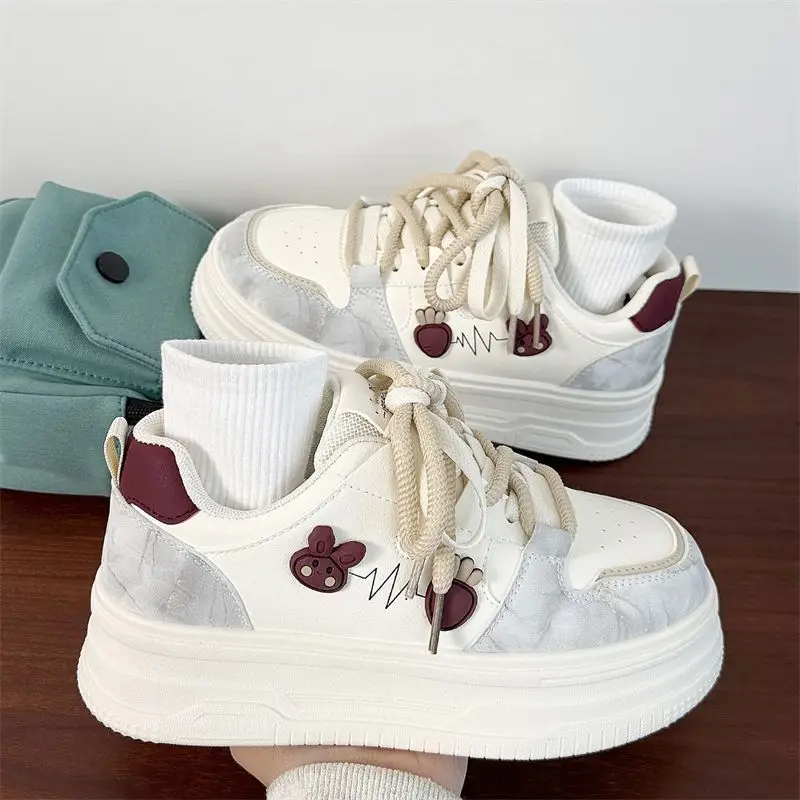 أحذية رياضية نسائية بيضاء مكتنزة لربيع وخريف 2025 أحذية عصرية مريحة تسمح بمرور الهواء أحذية طالب غير رسمية تخفيضات كبيرة