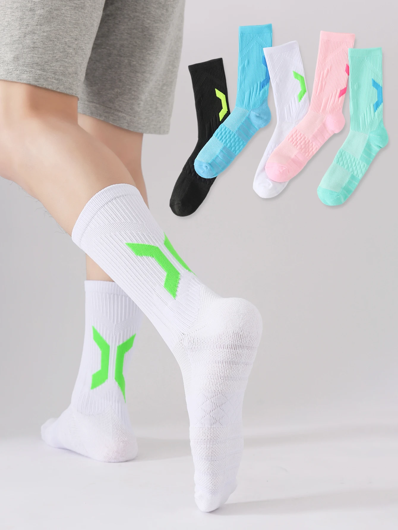 

1 пара высоких баскетбольных спортивных носков с толстой махровой подошвой, дышащие, впитывающие пот, нескользящие и амортизирующие, унисекс, носки до середины икры для практических тренировок.