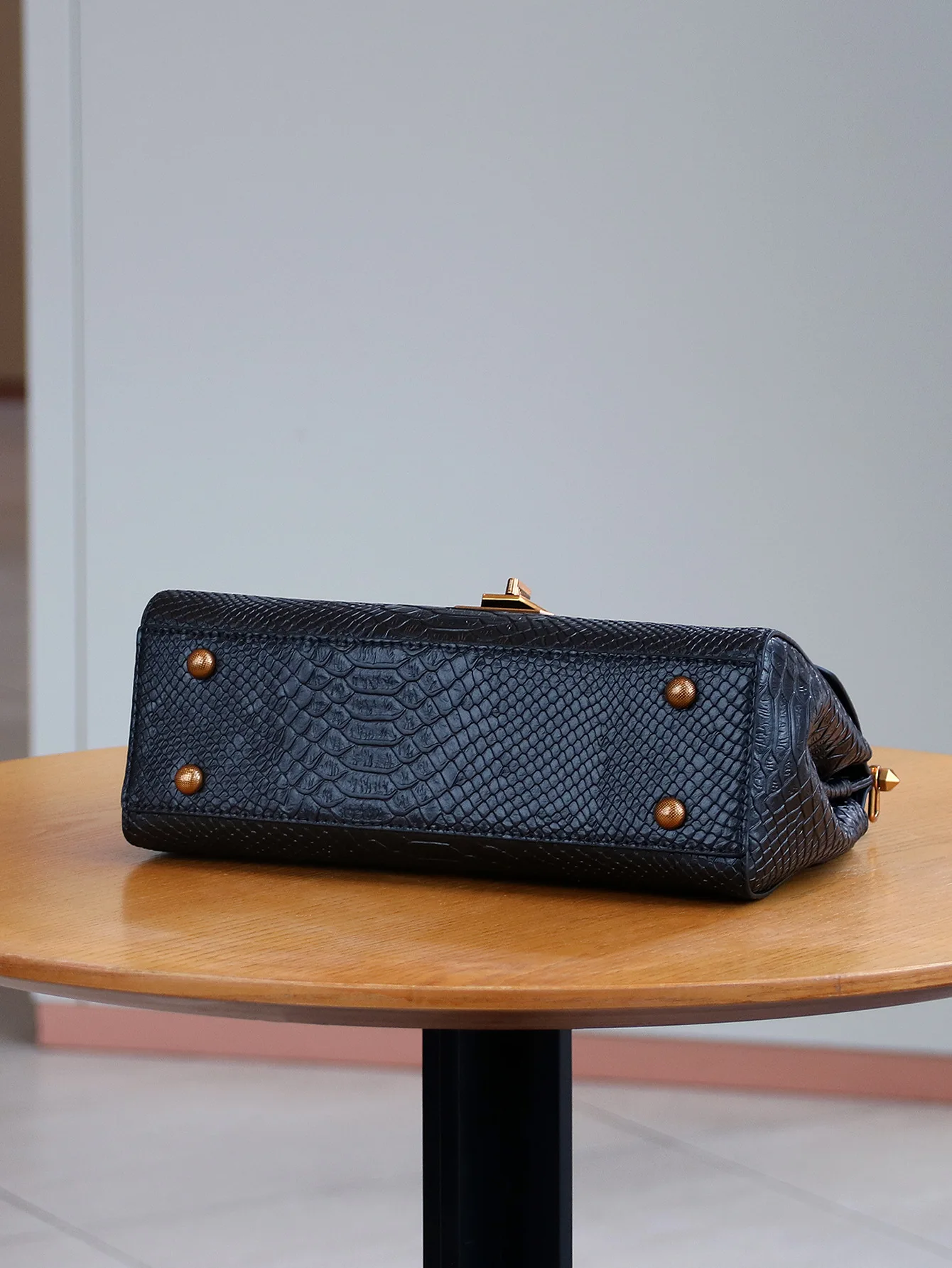KB Fashion Damenhandtasche Neu 2026 Luxuriöse Premium-Schlangenleder-Optik mit Schwermetallverschluss Einzelne Schultertasche Doppelseitige Tasche – Detail 4