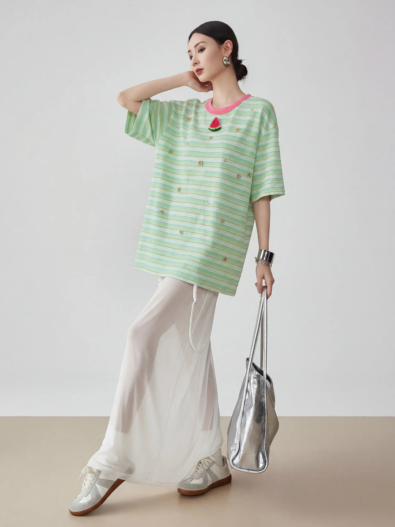 

Зеленая женская футболка с коротким рукавом и круглым вырезом, с узорчатой текстурой и декоративными элементами, свободного кроя, с рукавом три четверти