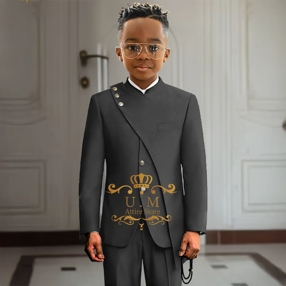 Elegancki garnitur chłopięcy w stylu formalnym, czarny, dwuczęściowy, z srebrnymi guzikami, marynarka i spodnie, szyty na miarę, idealny na wesele, dla drużby, urodziny, imprezę szkolną, strój na przyjęcie.