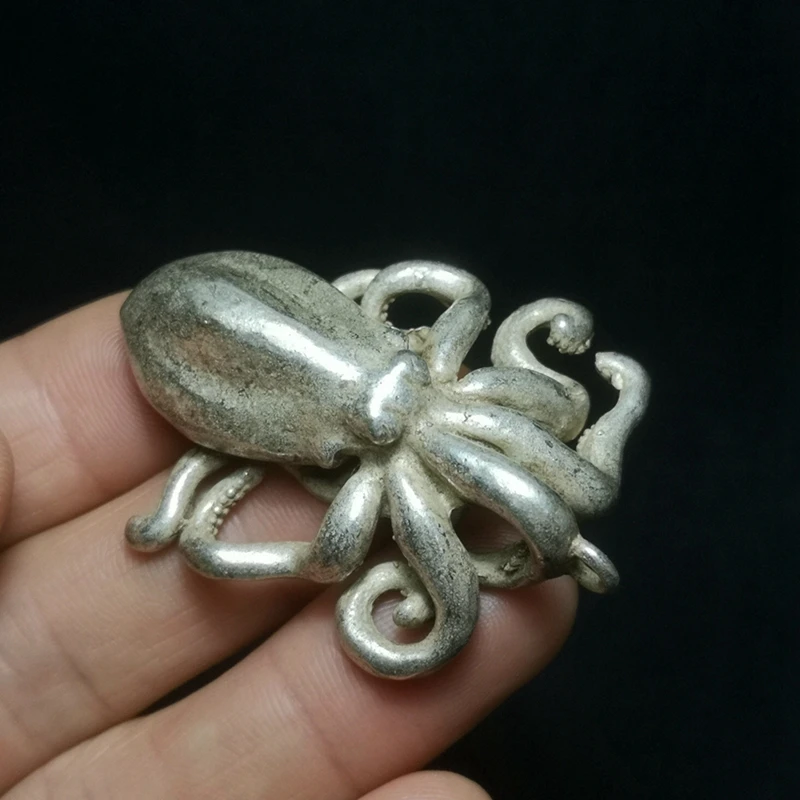 YIZHU CULTUER ART Size 2 Inch Old Chinese Tibet Silver Carving Lovely Octopus Fish Pendant Collection