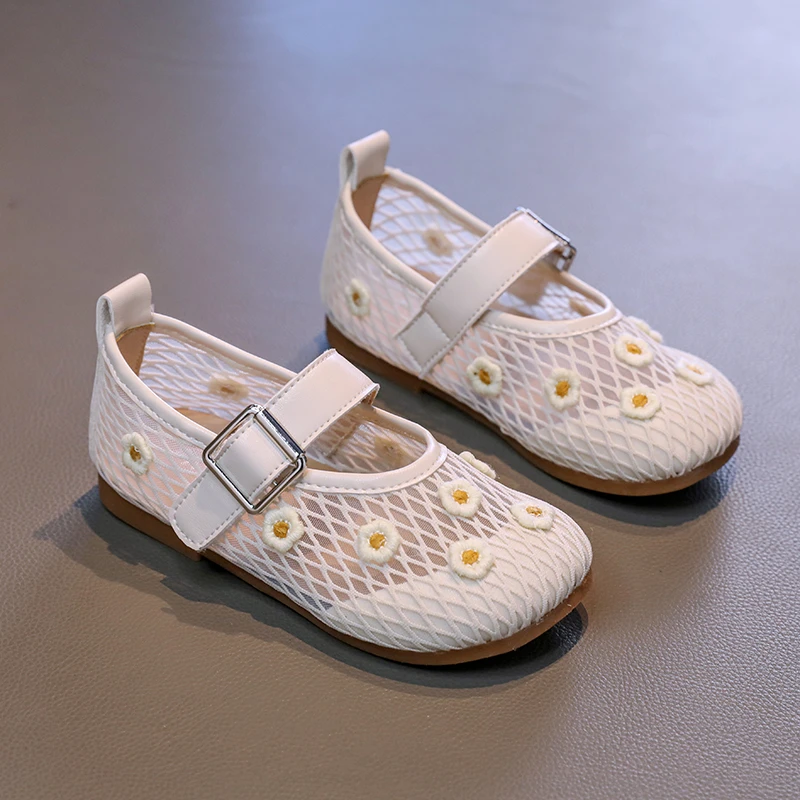 

2025 Summer New Children Princess Shoes Sweet Trend Soft SoleGirls Flat Shoes Mesh Breathable Kids Sandals Embroidered Flowers