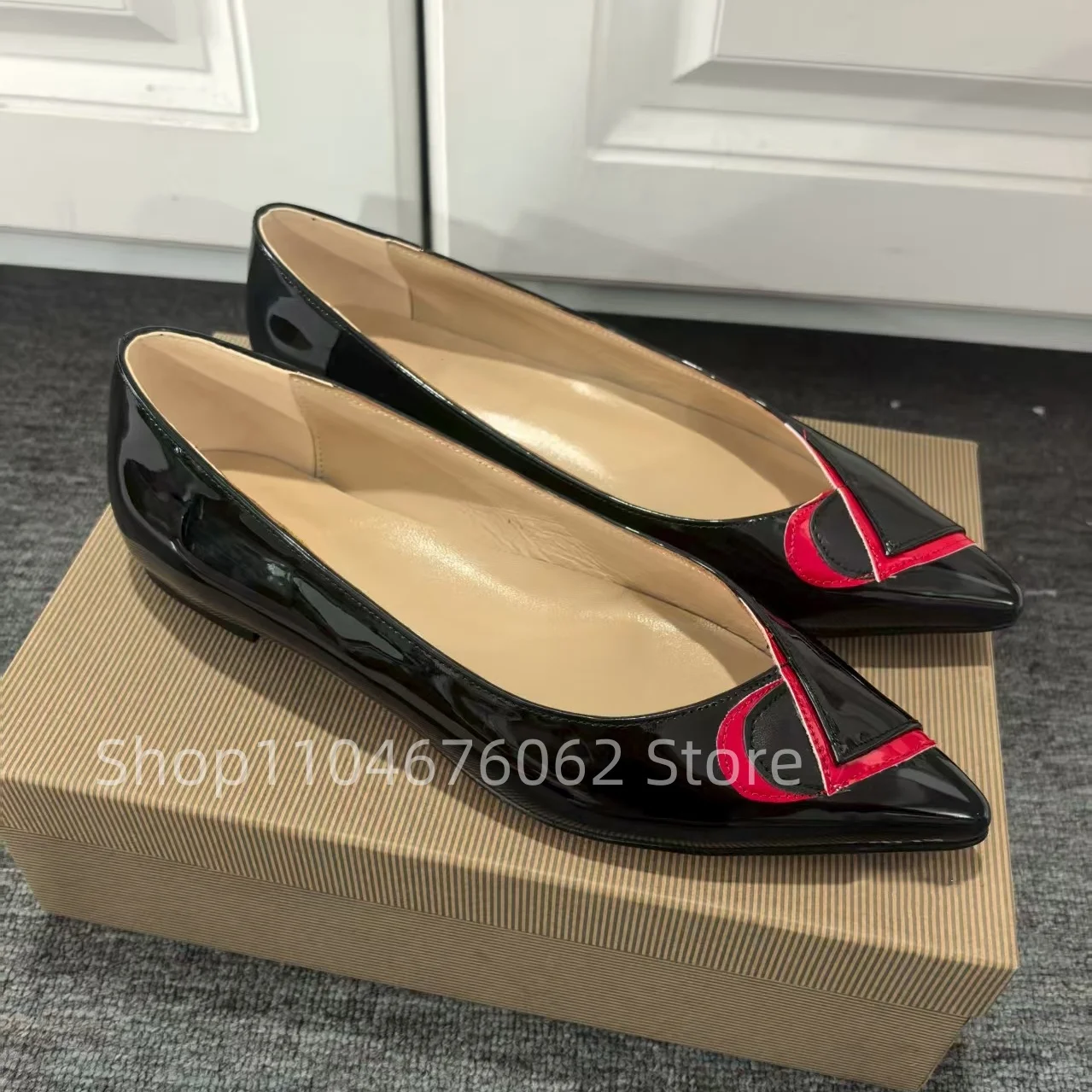 

Осенние новые женские туфли на плоской подошве с цветными блоками, острый носок, классический дизайн, черное платье, повседневные офисные женские туфли на плоской подошве