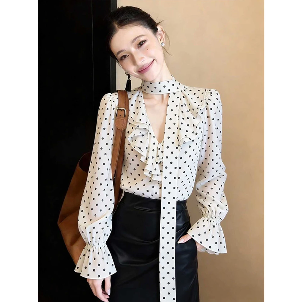 

Ретро-блузка в горошек для женщин: модный дизайн, весенняя коллекция, V-образный вырез, рукава-колокол, стильная блузка в клетку.