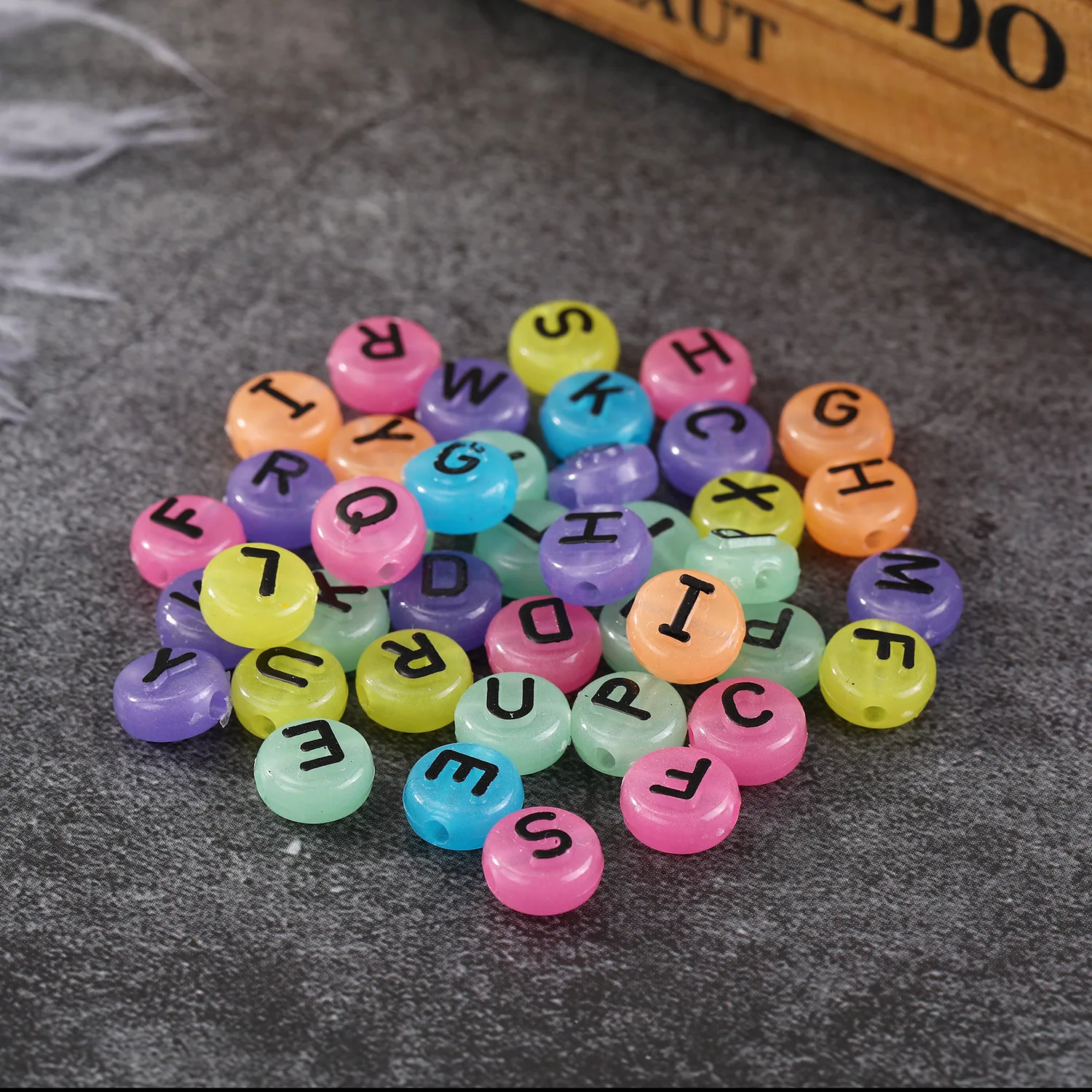 

Ювелирные изделия «сделай сам», красочные светящиеся стильные плоские монеты круглой формы, акриловые бусины-разделители с буквами английского алфавита 6*10 мм, 1000 шт.