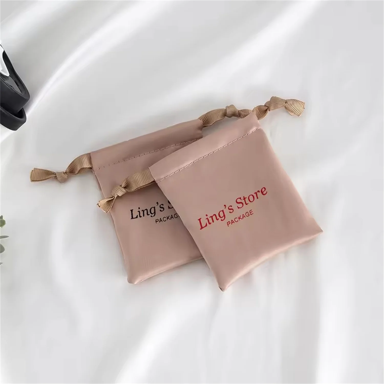 

100pcs Custom Jewelry Drawstring Gift Bag 9x12cm Wedding Candy Packaging Pouches High Quality Silk Satin Ring Necklace Organizer