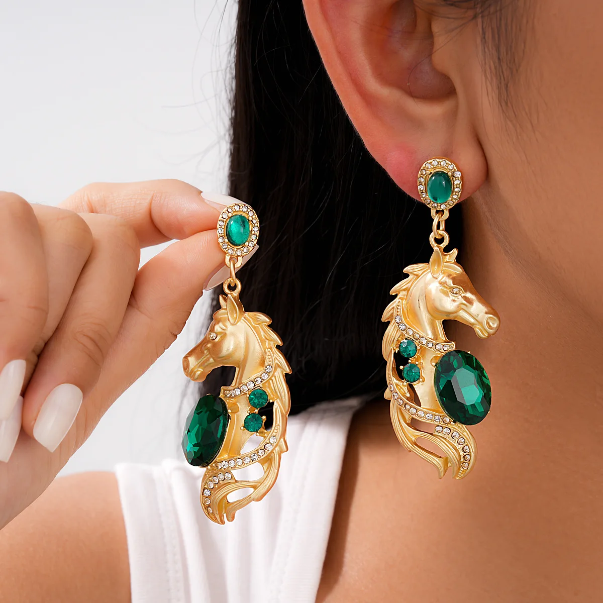 Retro diamond-encrusted horse avatar earrings light luxury high-end stud earrings fashion personality exaggerated earrings