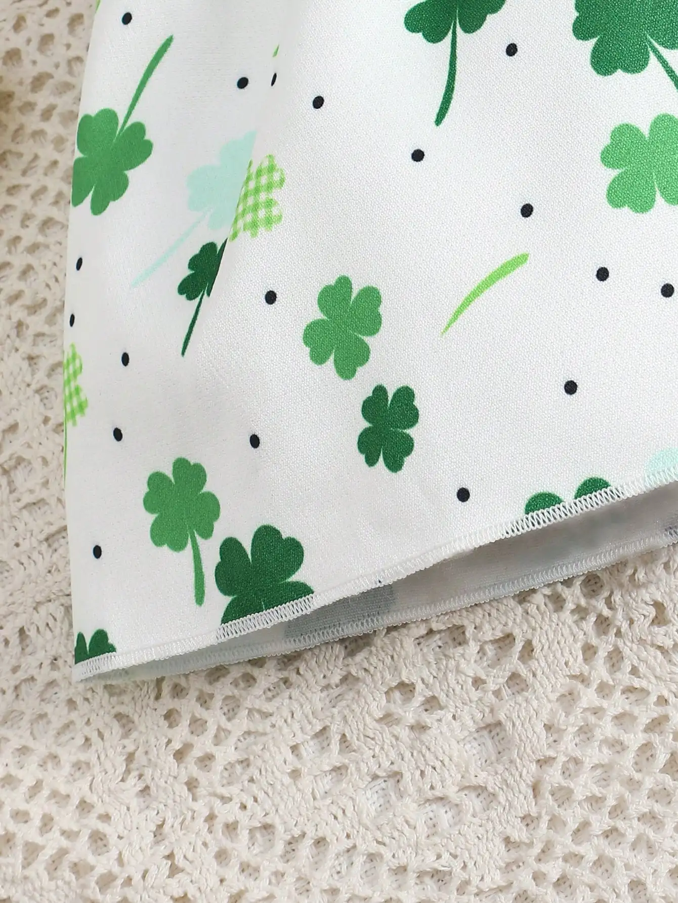 Baby-St.-Patricks-Tag-Kleid, Mädchen-Kleid mit kurzen Ärmeln und Kleeblattmuster, dunkelgrünes, geripptes Oberteil mit großer Schleifendekoration. – Detail 6
