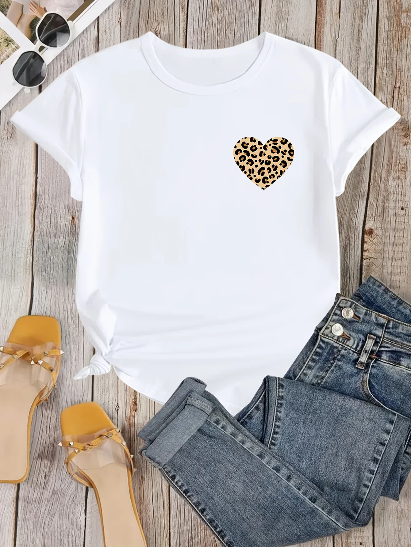 เสื้อยืดลำลองลายเสือดาวพิมพ์ลายหัวใจสำหรับผู้หญิง คอกลม ยืดได้ เสื้อฤดูร้อนสีขาว ลายเสือดาว ดีไซน์สวยงาม