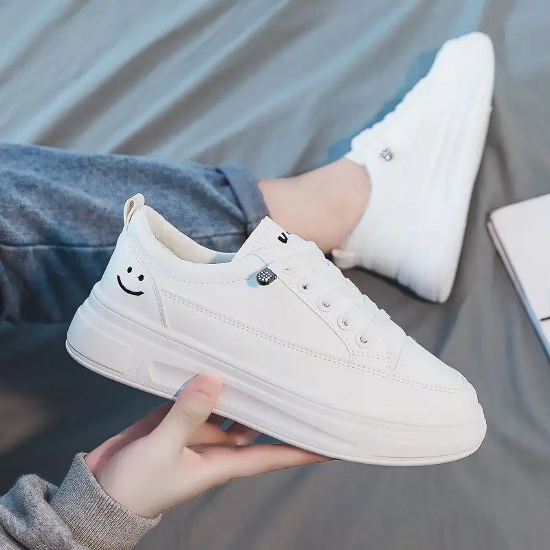 Весенняя женская обувь, улыбающиеся женские туфли на толстой подошве, модные повседневные белые теннисные кроссовки на плоской подошве, летние молодежные студенческие туфли для девочек