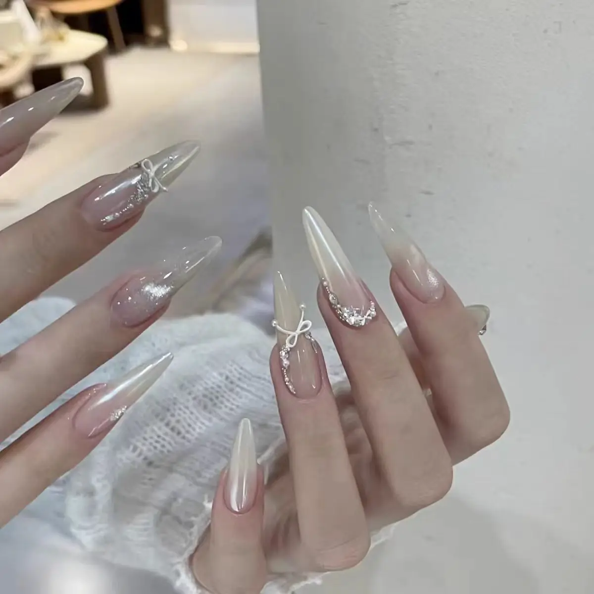 

10pcs Handmade Long Almond Press On Nails Milk White Gradient Cat Eye Bow Rhinestone Design Fake Nails Wearable Nails Art Tips