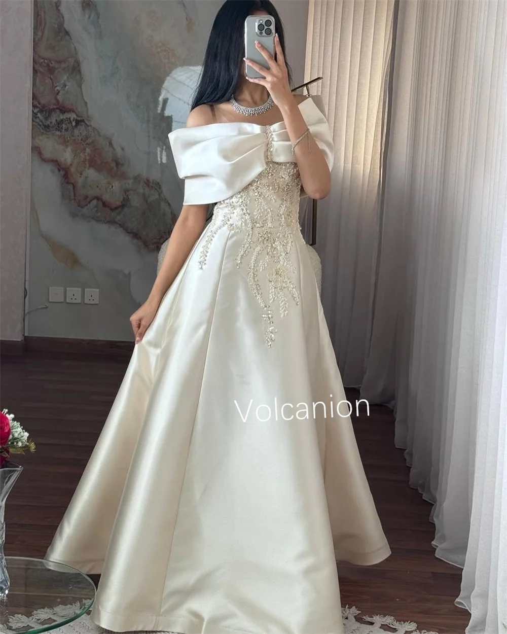 أزياء مخصصة Charmeuse مطرزة ألف خط فساتين طويلة خارج على الكتف مناسبة مخصصة على الطراز الحديث