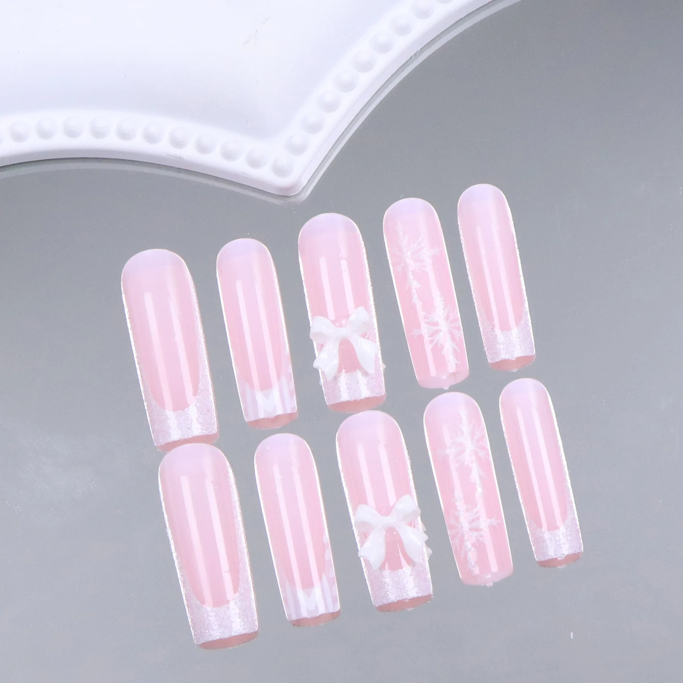 24 قطعة من قوس ندفة الثلج المستطيل بتصميم متألق وأظافر وهمية لعيد الميلاد الفرنسية باللون الأبيض اللؤلؤي تغطي ناي بالكامل