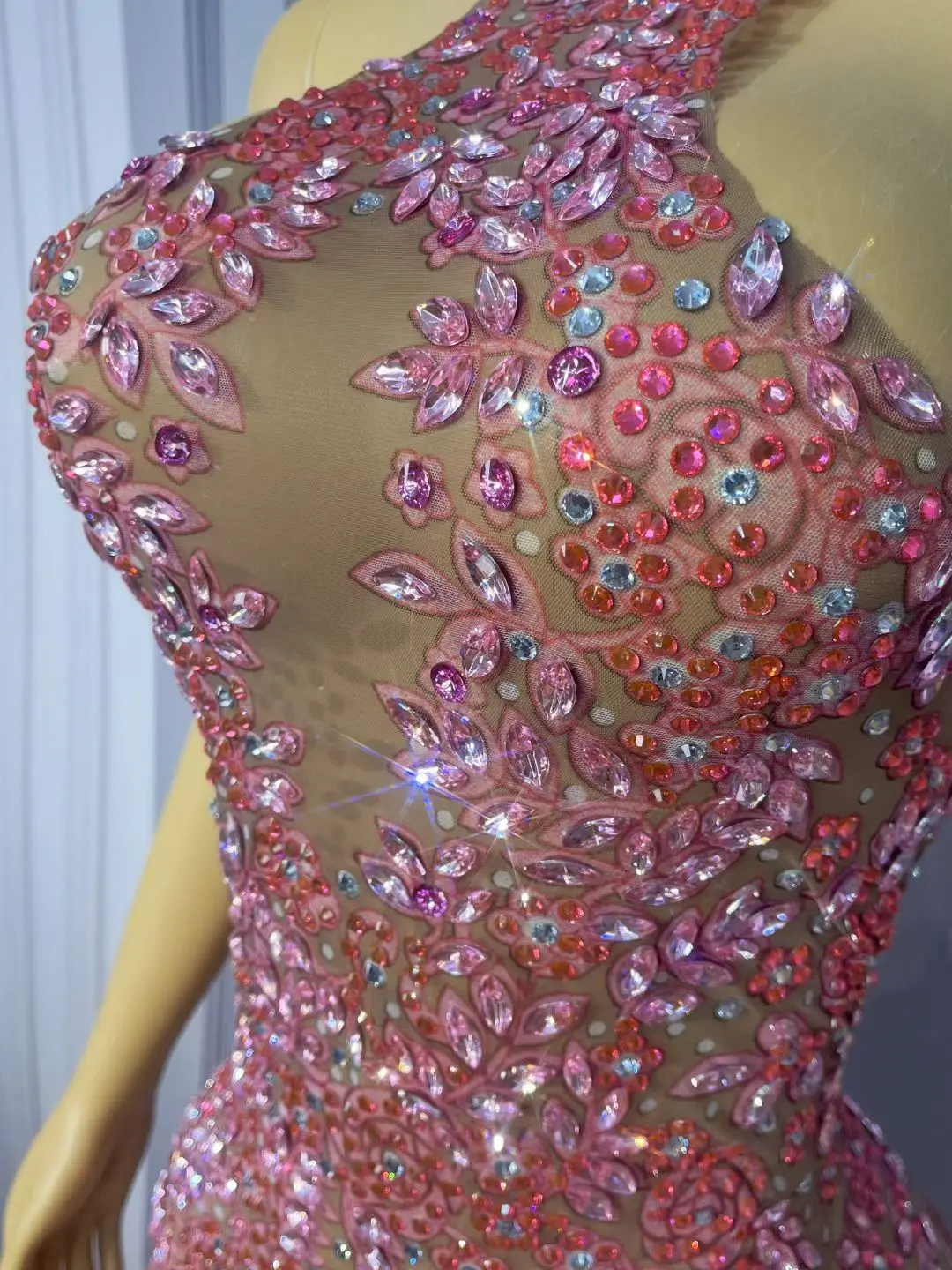 ชุดมินิเดรสตาข่ายซีทรูประดับคริสตัลสีชมพูระยิบระยับ สายคล้องคอ ทรงบอดี้คอน สำหรับผู้หญิง ใส่ไปงานกลางคืน งานพรอม งานค็อกเทล งานอีเว้นท์ ยี่ห้อเฟนหยานเหม่ยกุย