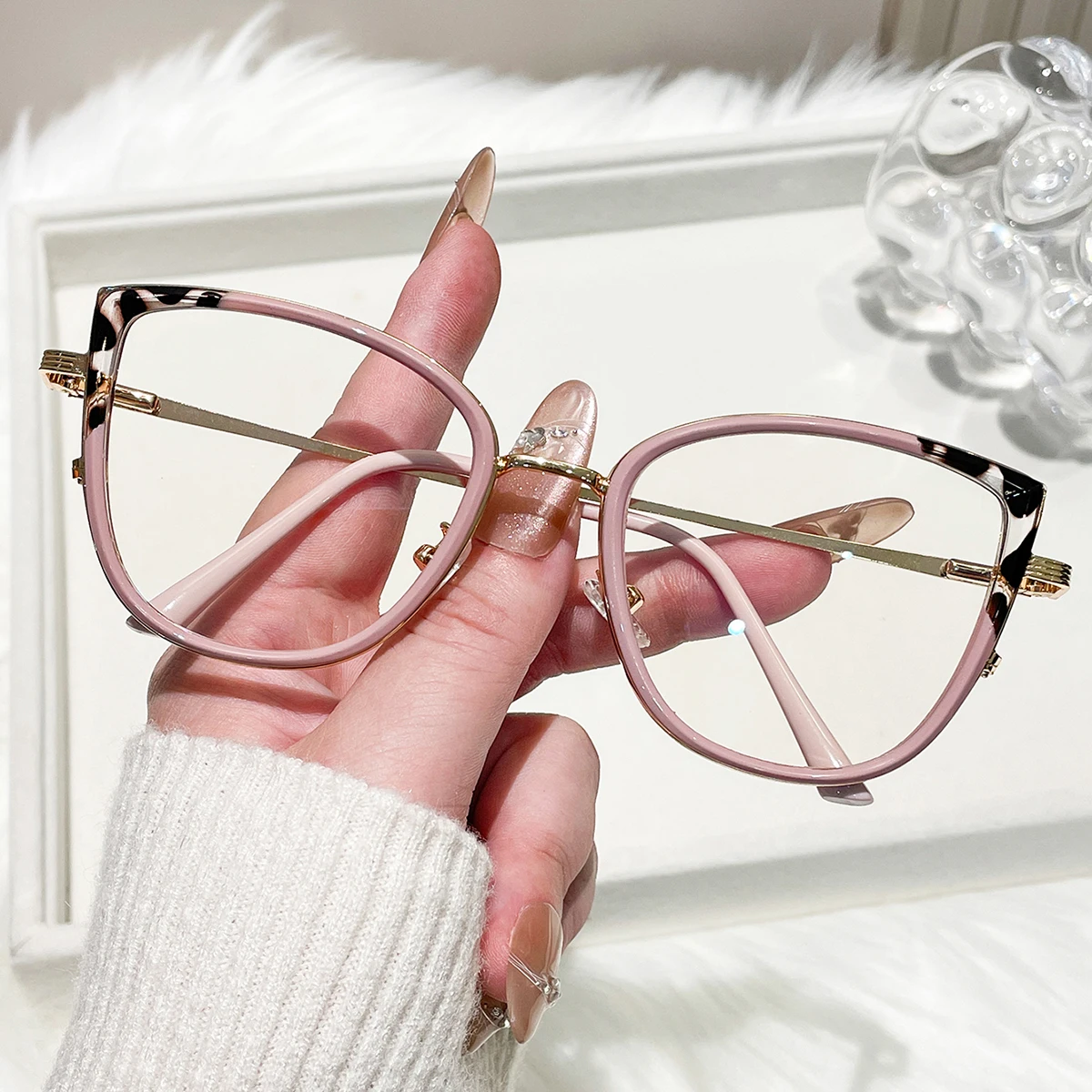 New Stylish Metal Women's Flat Glasses with High Aesthetic Value, Fashionable and Trendy for Daily Use Online and in the Office
