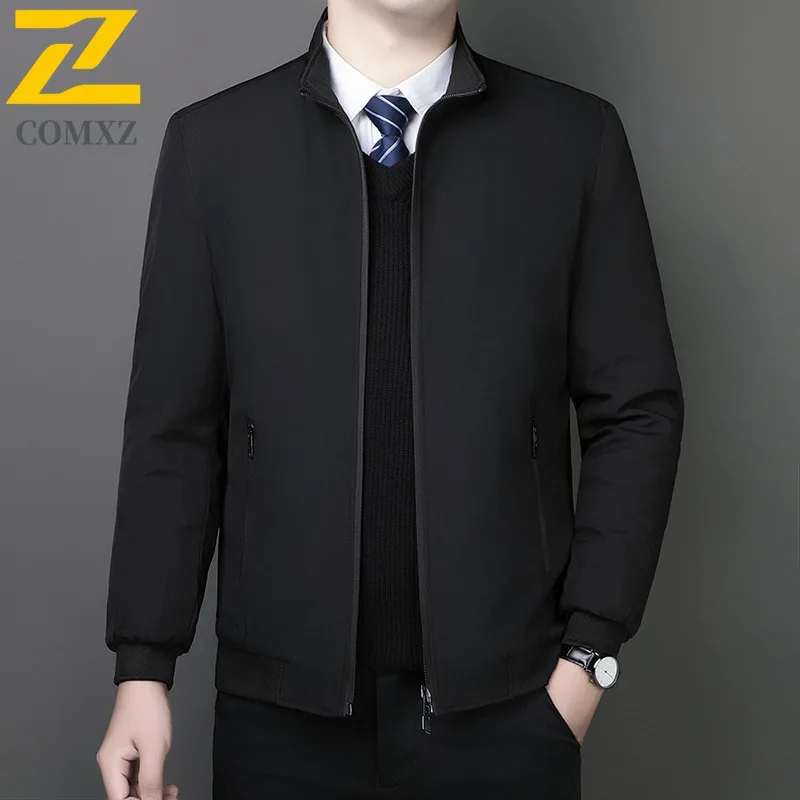 เสื้อแจ็คเก็ตผู้ชาย COMXZ Urban Adventure 2025 คอตั้ง สำหรับกิจกรรมกลางแจ้ง ผ้าหนา อุ่น สไตล์สตรีท สวมใส่สบาย เสื้อคลุมกันหนาว