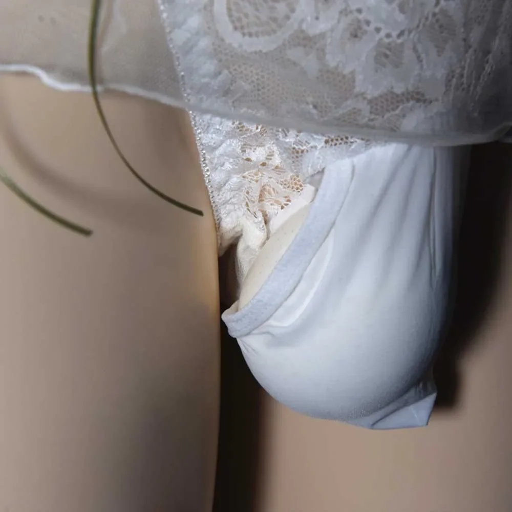 

Сексуальное прозрачное кружевное эротическое нижнее белье для мужчин, юбки, гей-трусы с большим мешочком, глянцевые блестящие трусы с запахом в виде яиц