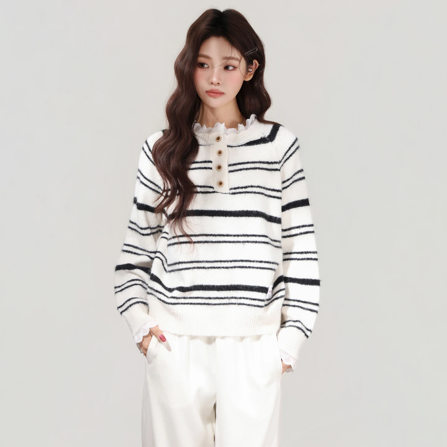 Suéter de rayas blancas con borde de hoja de loto para mujer, nueva colección Otoño/Invierno 2025, estilo perezoso y lujoso