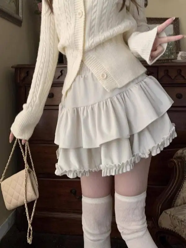 تنورة منفوشة للنساء شتاء 2025 جديدة بيضاء عالية الخصر نحيفة على شكل كعكة بتصميم خشبي