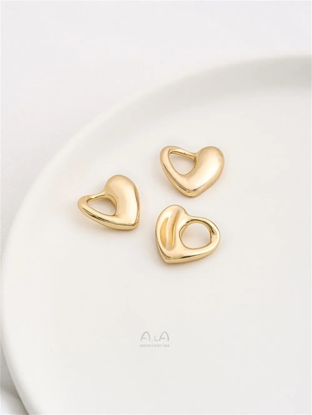 

14K Gold-covered, Glossy, Perforated Heart Pendant, Love Jewelry Pendant, Handmade Diy Necklace Charms Pendant K586