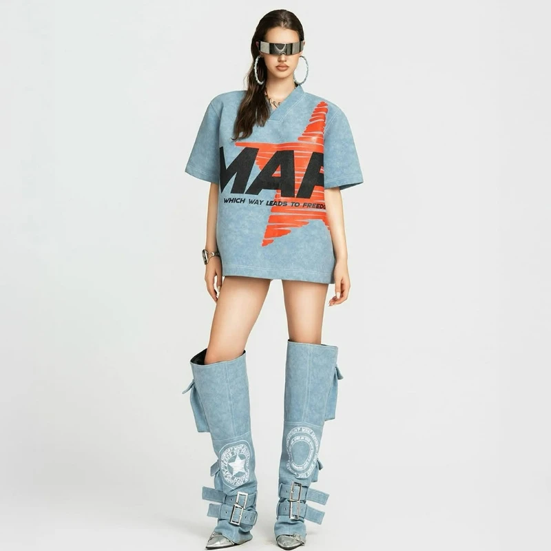 

Лето 2026, новая мода в европейском и американском стиле, повседневный дизайн, свободная универсальная футболка с v-образным вырезом и буквенным принтом для женщин