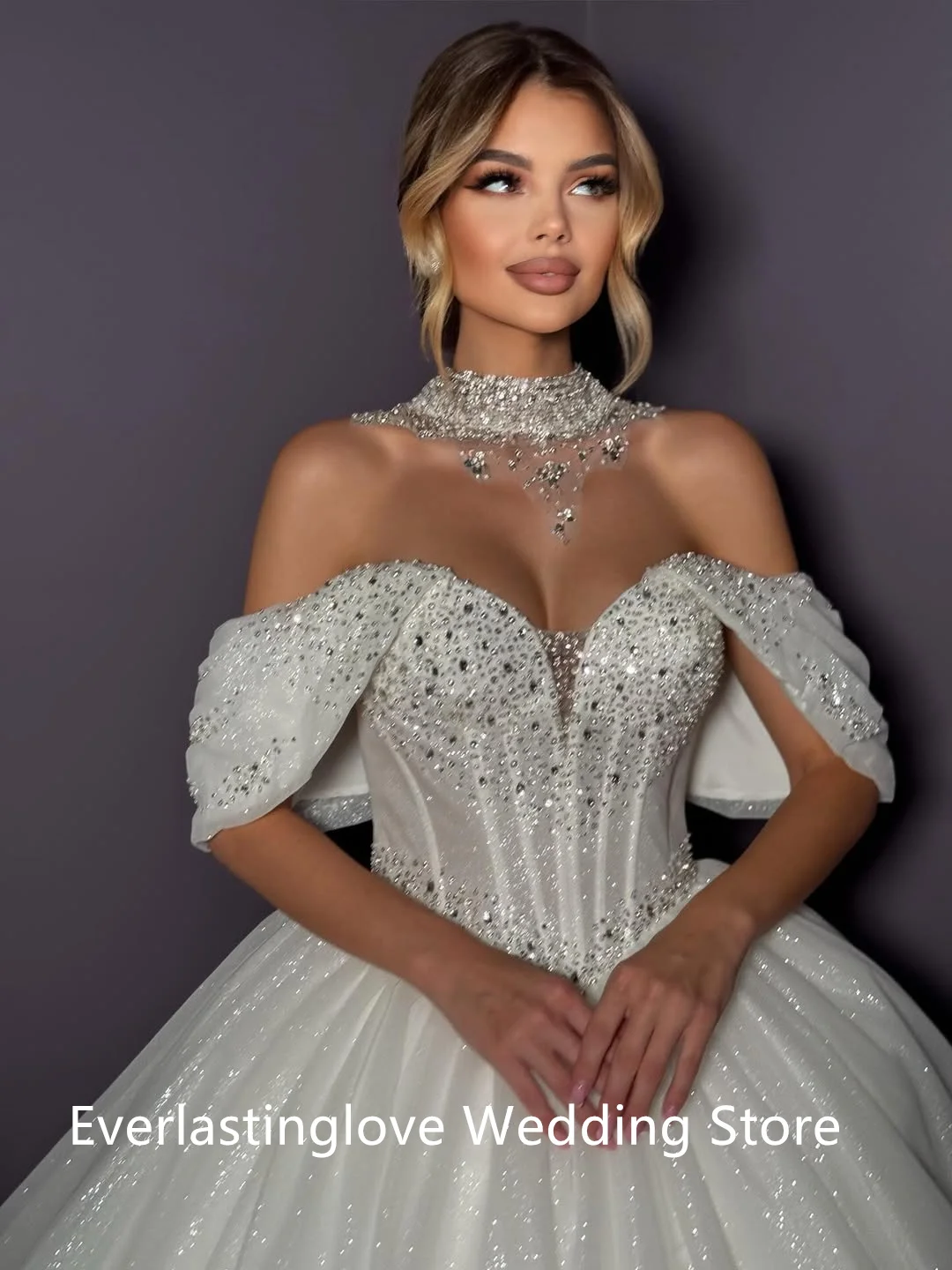 ชุดแต่งงานเจ้าสาวผ้าทูลล์คอวีปักเลื่อมประกายวิบวับสั่งทำพิเศษปี 2026 เวสติโด เดอ โนวาล