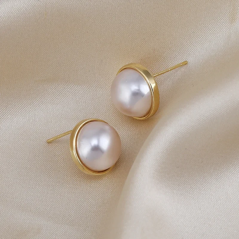 Gli orecchini ad ago in argento S925 sono un paio di piccoli orecchini da donna semplici, alla moda ed eleganti