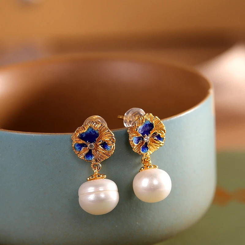 S925 silver-plated gold-dipped freshwater pearl earrings, featuring a blue finish, are fashionable and versatile, suitable for b
