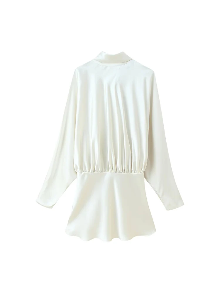 Nouvelle mode féminine de style européen, robe courte polyvalente et élégante avec embellissement de foulard en satin de soie.