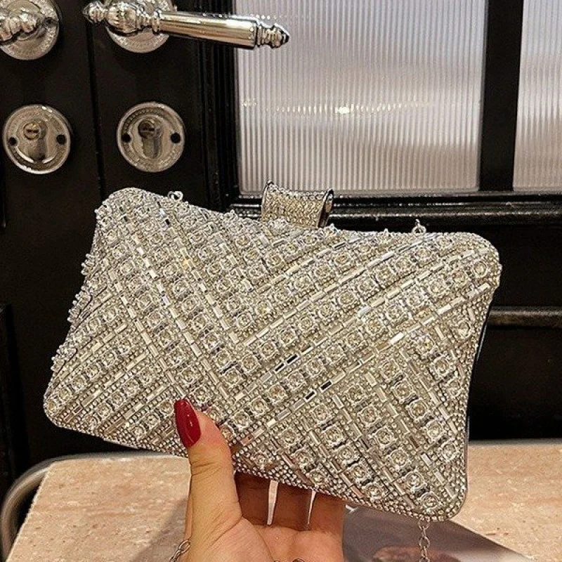 Luksusowa damska torba typu tote wykonana z matowej skóry, inspirowana słynnymi projektantami i emanująca stylizacją codzienną w stylu paryjskim. ​