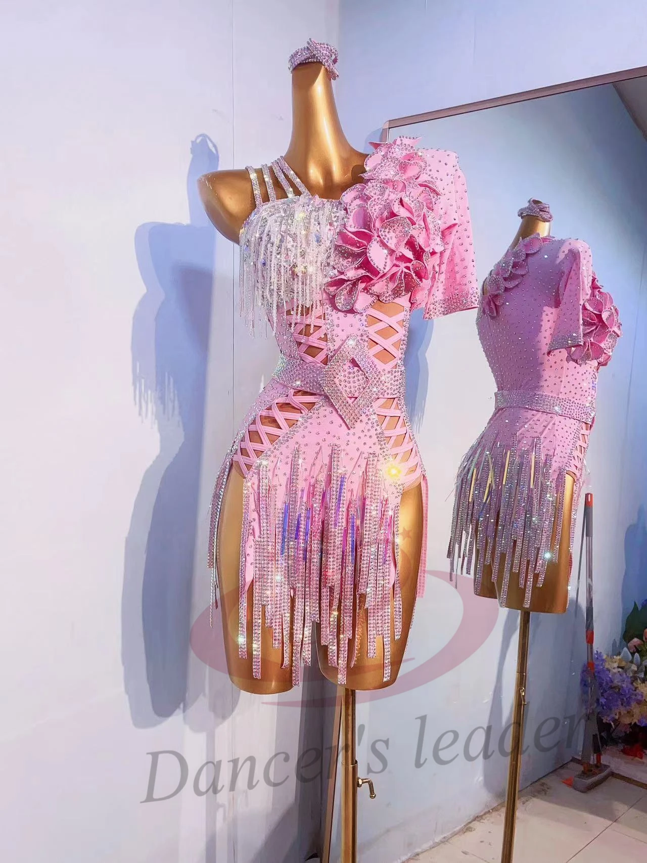 

Профессиональное платье для латиноамериканских танцев, высококачественная индивидуальная пошивка, суперблестящий дизайн с розовыми цветами, женская сценическая профессиональная одежда