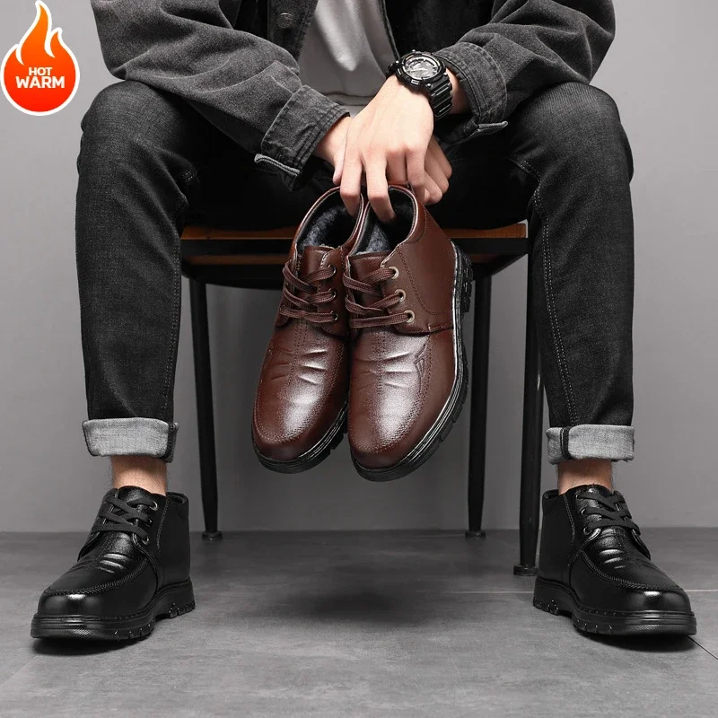 2024 inverno novo veludo engrossado sapatos de pai de meia idade e idosos cinta quente casual wear-resistente sapatos de couro masculino