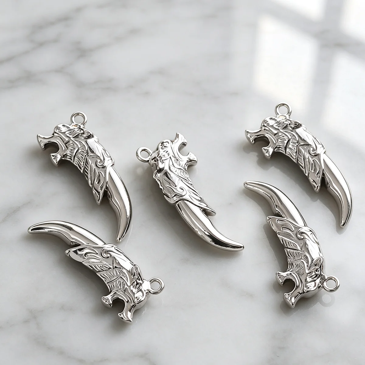 4-Piece Set of Embossed Wolf Tooth Ornaments, Handmade Small Accessories, Vintage Twisted Pattern Wolf Tooth Design with a Fierce and Wild Style, Suitable for DIY Bracelets, Necklaces, and Earrings, Handmade Beaded Decorative Accessories