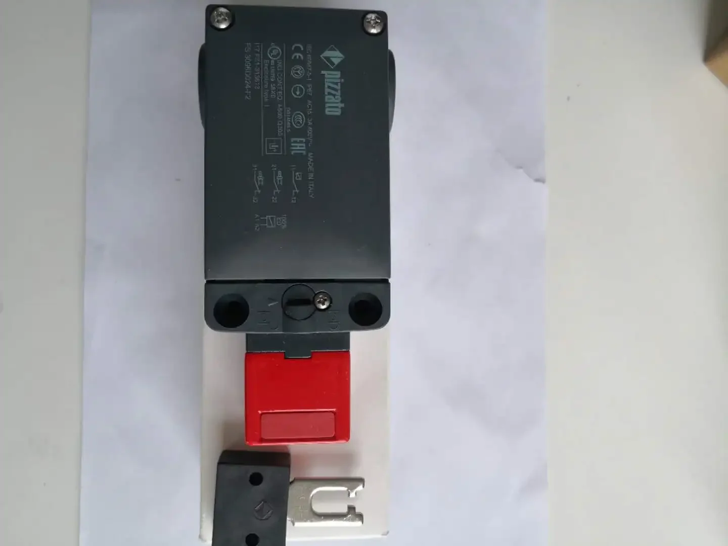 

New original Pizzato security door lock switch FS 3096D024