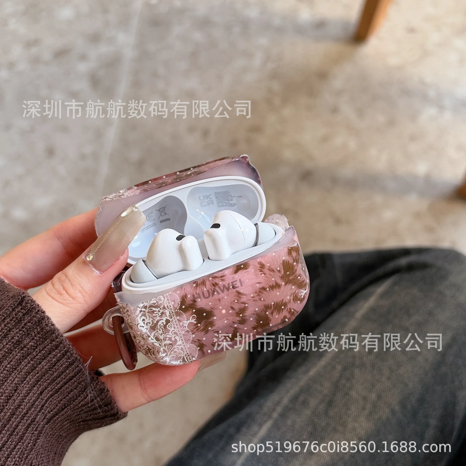Curved lace lace red brown pattern suitable for AirPods 5th generation protective cover