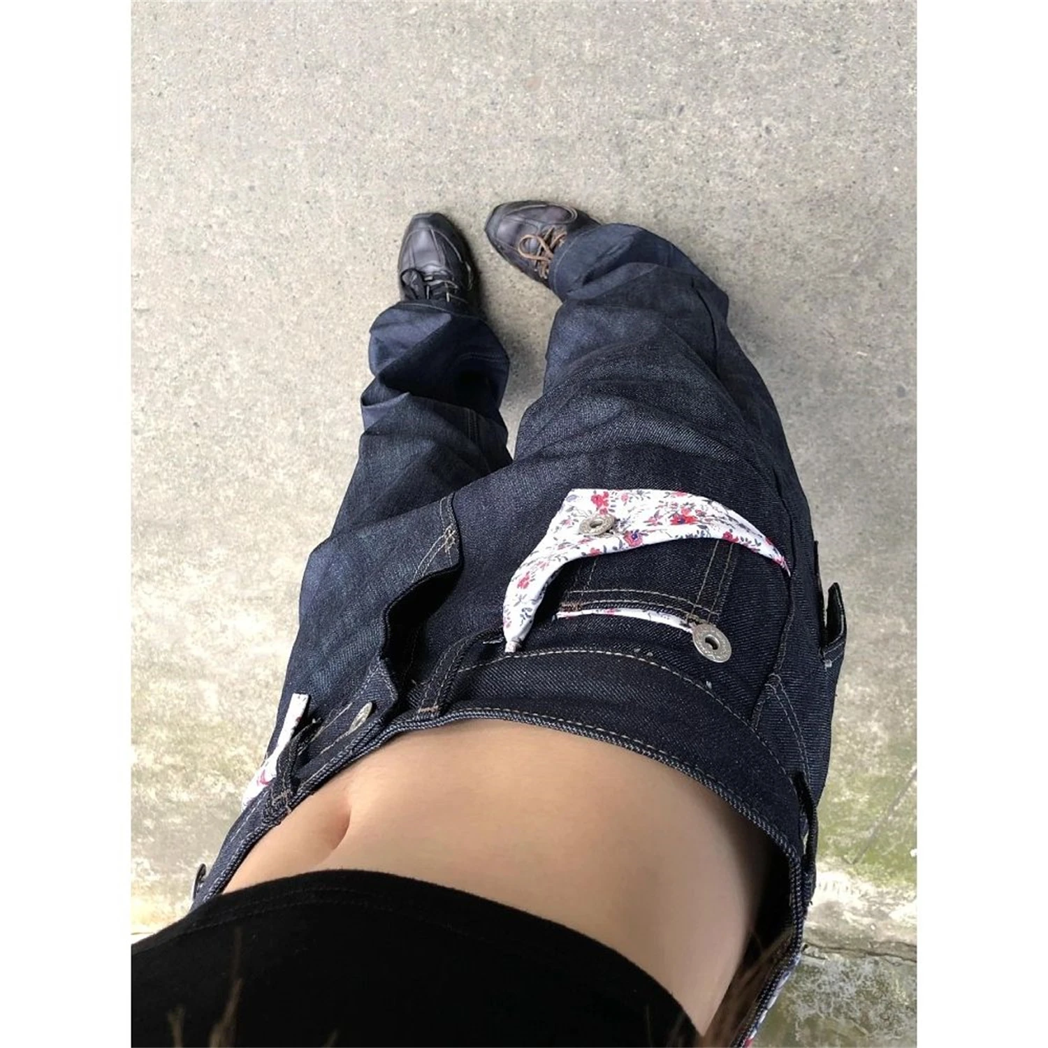 بنطلون جينز نسائي عالي الخصر وواسع الساق باللون الأزرق الداكن وجيب مطبوع عليه زهور وإبزيم خلفي وتفاصيل عتيقة مغسولة Y2K ملابس الشارع الشهير من قماش الدنيم #4