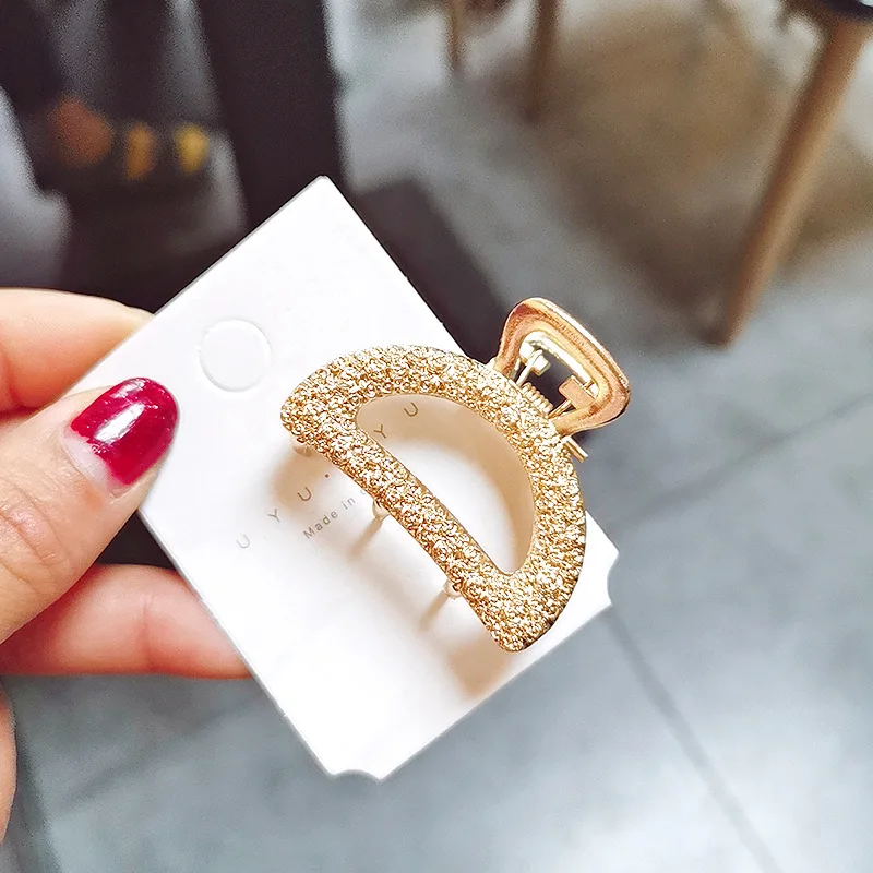 Goldene modische Haarklammern, hohle geometrische Herz- und Schleifen-Designs, elegante, rutschfeste Haarkrallen für Damen, Haaraccessoires. – Detail 11